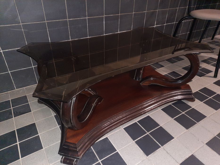 Duas mesas em madeira castanho