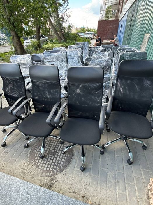 Розпродаж офісних крісел, крісел керівника, менеджера, конференц-крісел та стільців — велика кількість, б/в