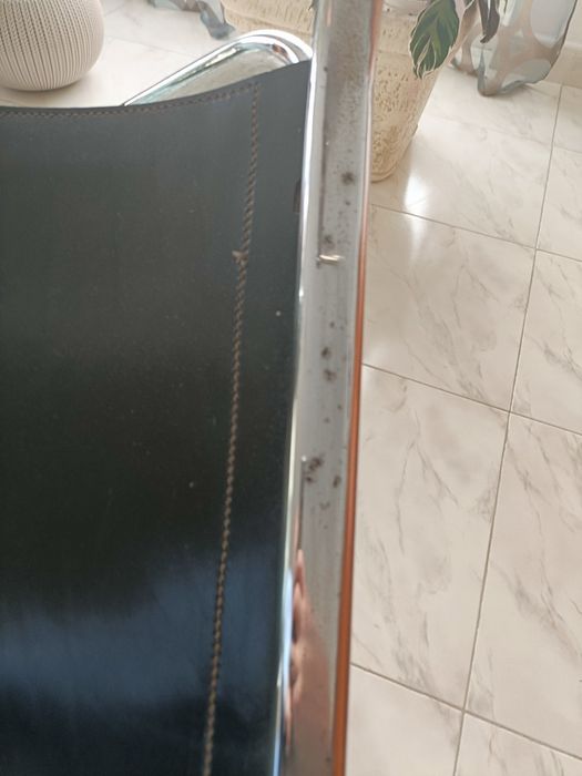 Cadeira de realizador metal e pele danificada