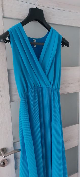 Elegancka sukienka długa plisowana niebieska