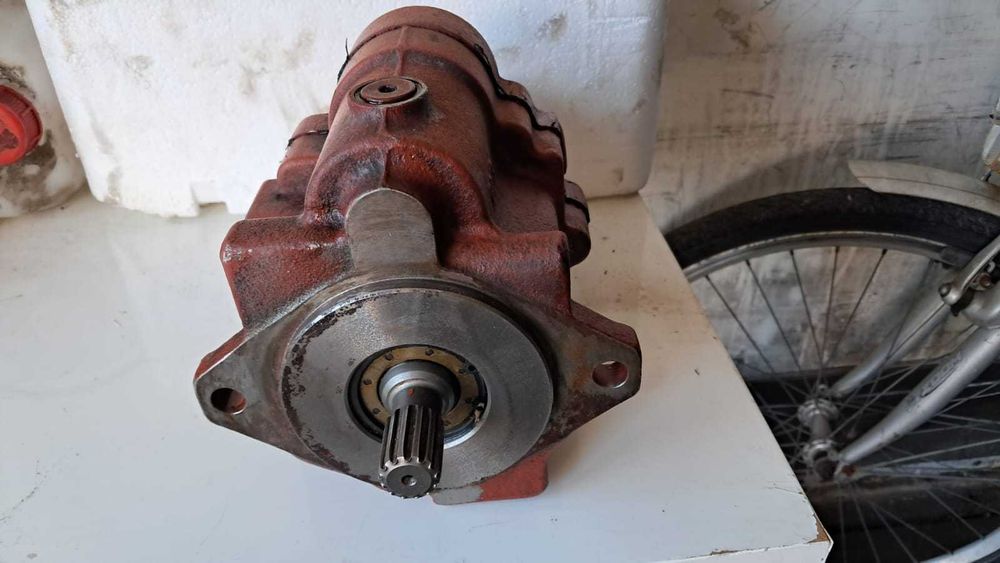 *Pompa minikoparka  Case cx18c*