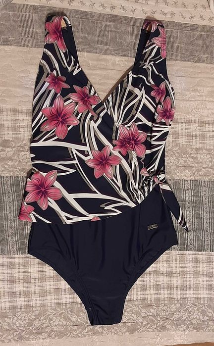 Strój kąpielowy jednoczęściowy Naturana granatowy kwiaty