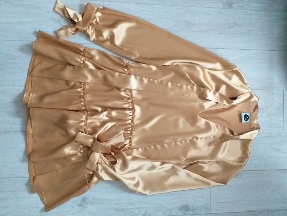 Złota satynowa sukienka na długi rękaw, rozmiar S