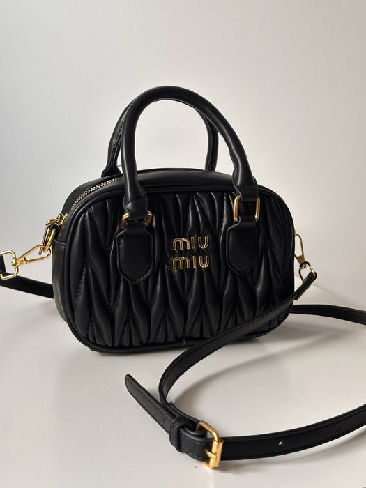 Mala MIU MIU. Compacta, porém funcional, é ideal para o dia a dia………..