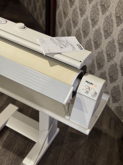 Прасувальний Каток Miele B 895 D з парою  ,хороший стан.