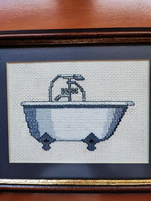 Quadro de bordado em ponto de cruz para decoração casa de banho