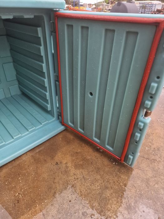 Caixa contentor isotermico usada