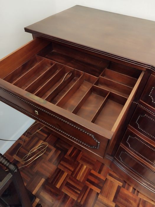 Aparador inglês em excelente estado de conservação 200x56x91 altura