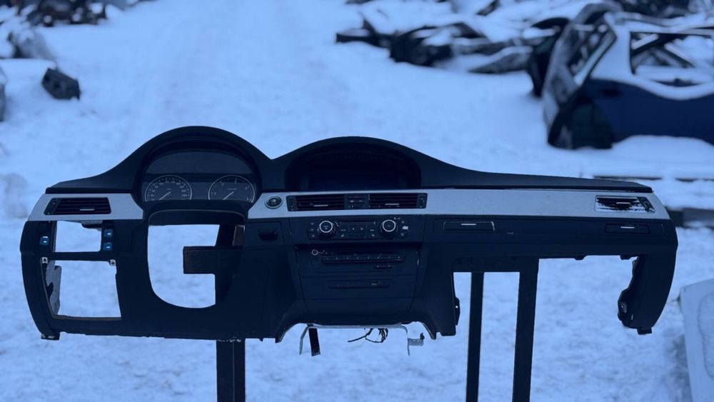 Торпеда БМВ Е90 Е91 чорна Ідеал Передня панель e90 е91 Шрот BMW