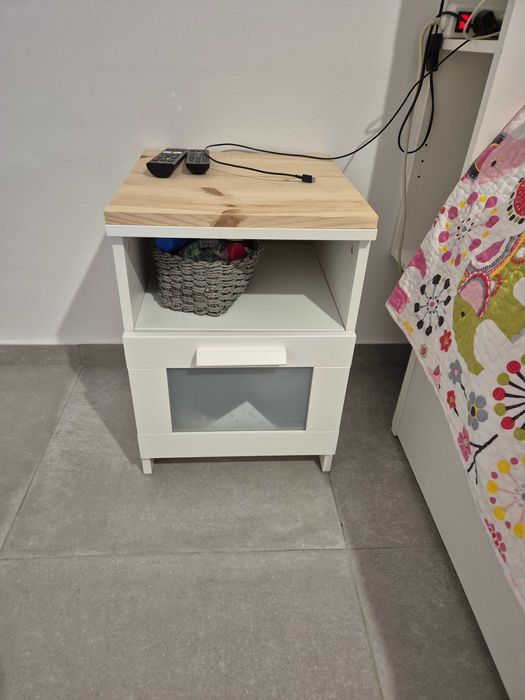 Cama brimnes com cabeceira,  cómoda  ,e mesinha de cabeceira