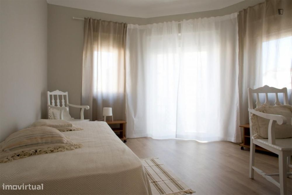 Quarto - localizado em Pontinha Lisbon