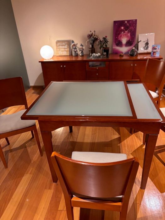 Conjunto mesa, cadeiras e aparador