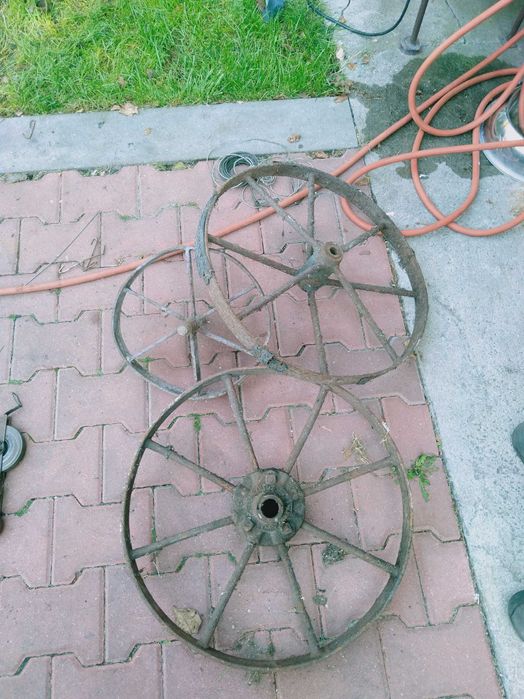 Metalowe koła od starych konnych maszyn rolniczych.