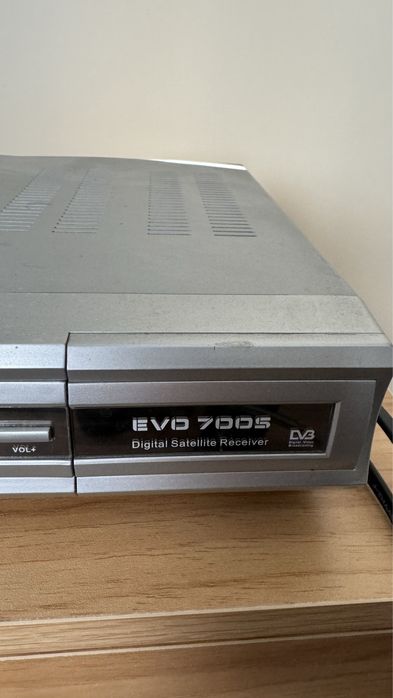 Сателітарна антена на 3 головки і приставка