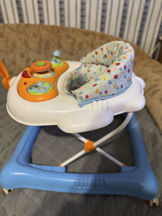 Дитячі ходунки.