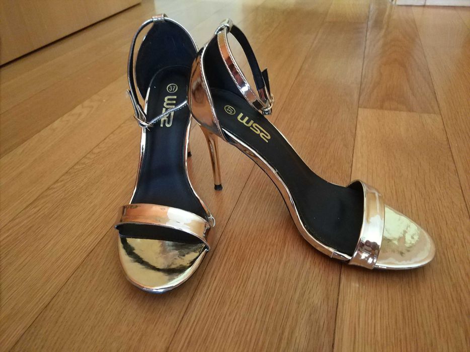 Sandália de salto alto dourada