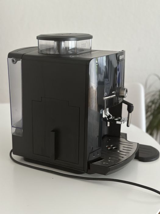 Кофемашина KRUPS  в хорошому стані повністю обслугована.