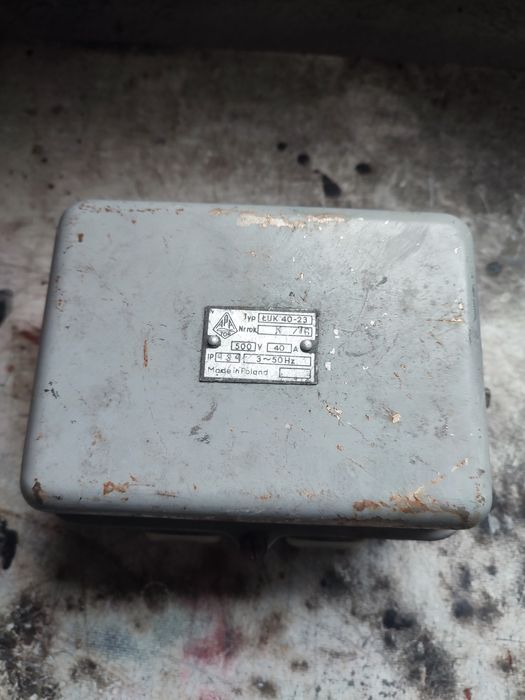 Skrzynka elektryczna z czasów PRL