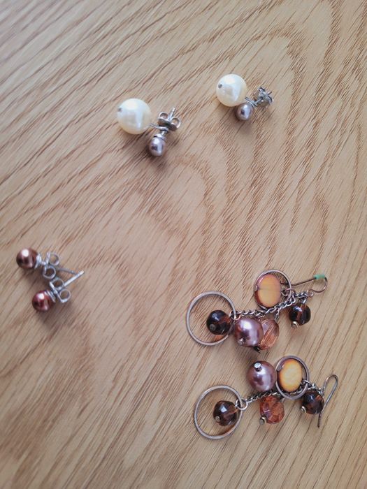 Zestaw 3 par kolczyków w kokolrach brązu.