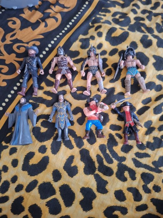 Іграшки пікати,воїни.