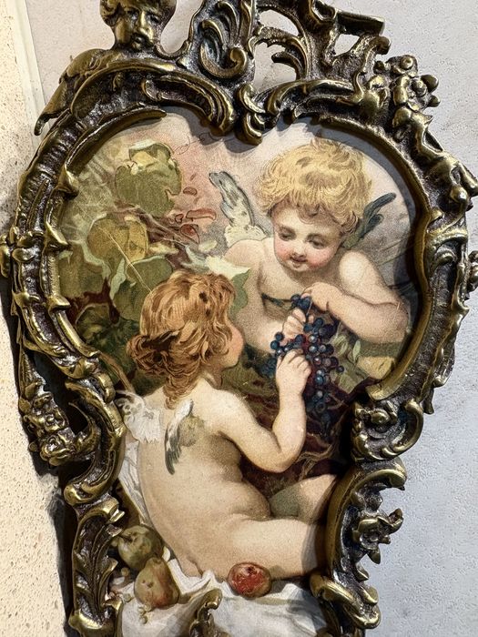 Antiga estrutura de espelho de mão em bronze com amorosos anjnhos