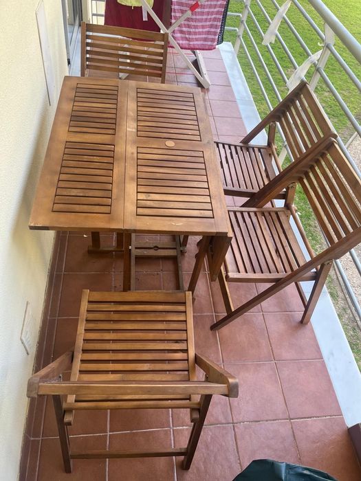 Conjunto de Mesa e 4 Cadeiras Dobráveis em Madeira para Jardim ou Varanda