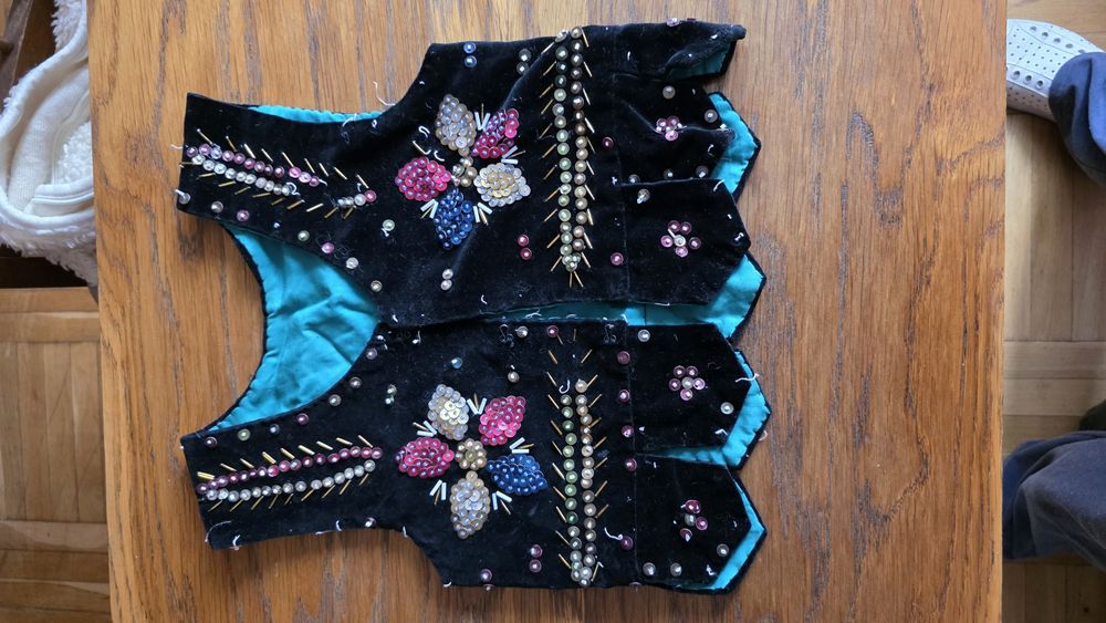 Serdaczek wyszywany cekinami