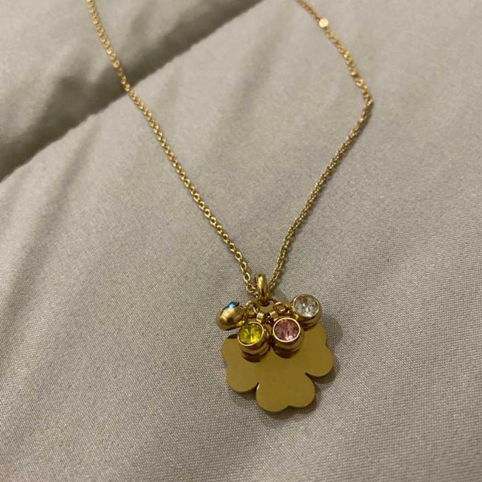 Colar dourado em formato de trevo da sorte