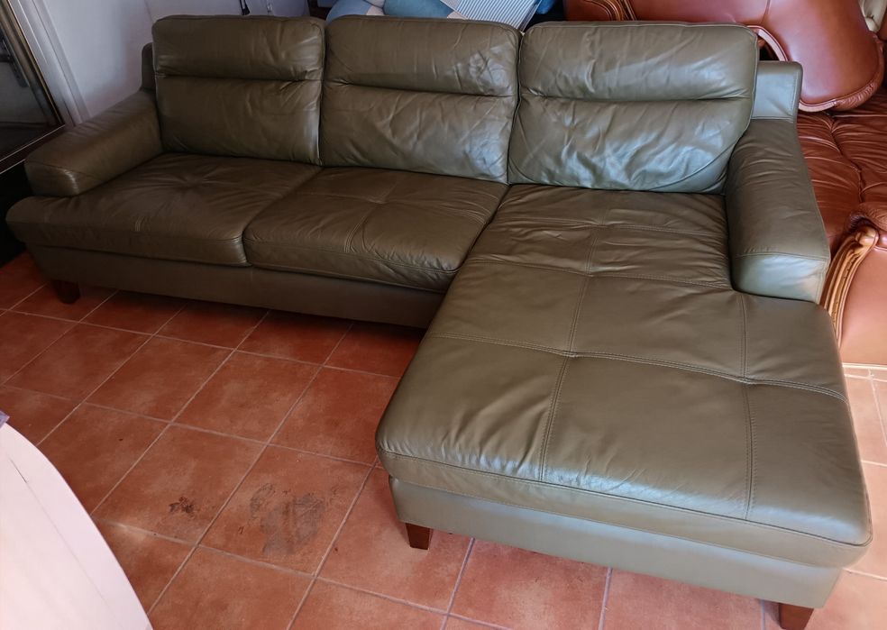 Sofá chaise long em couro verde
