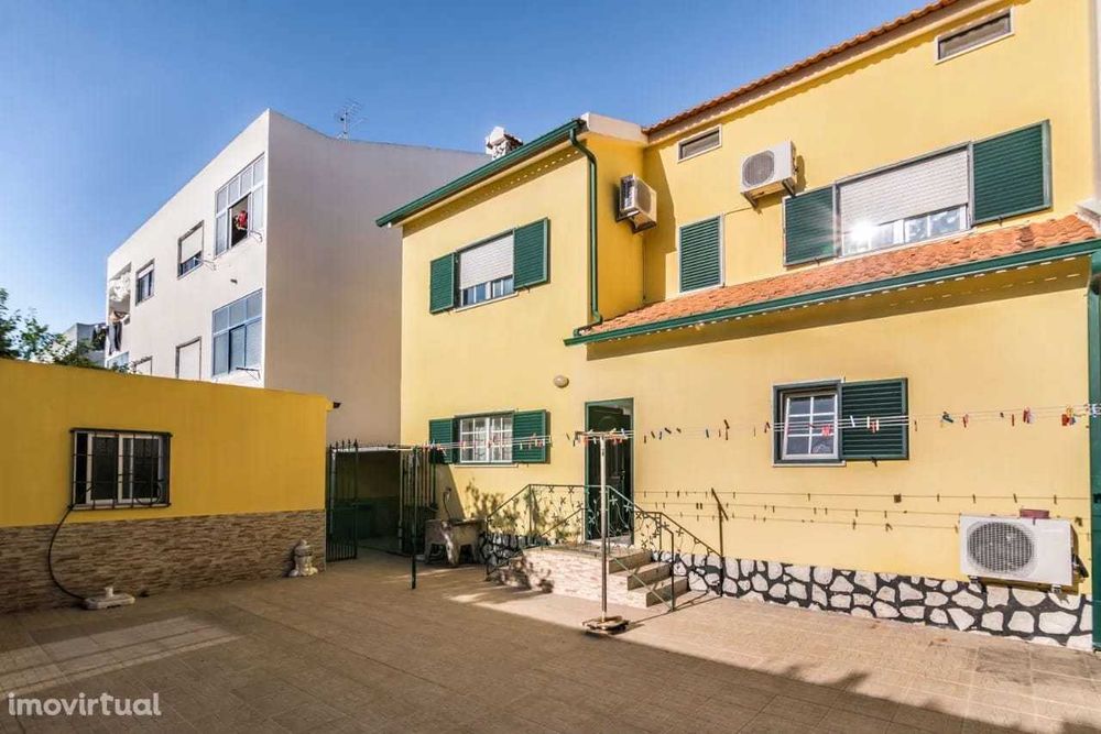 Moradia T5 no centro do Pinhal Novo com garagem, quintal e anexo