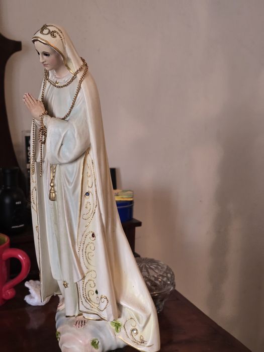 Estátua D. Maria de Fátima