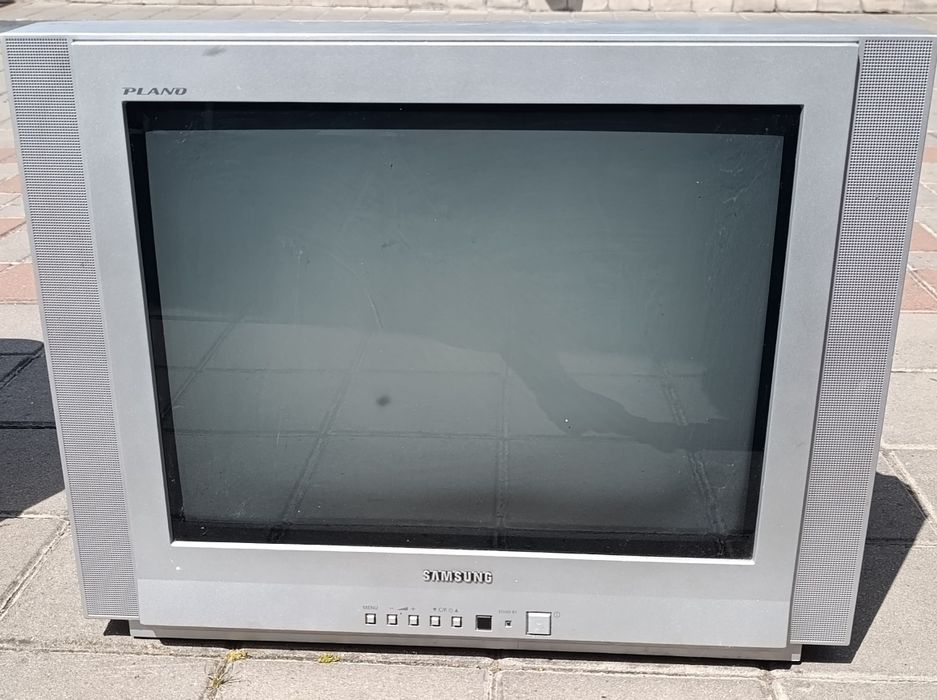 робочий кольоровий телевізор Samsung 
ширина екрану - 42 см
висота екрану - 32 см
ширина тумби- 58 см
висота тумби - 47 см
глибина тумби - 51 см