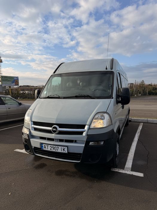 Opel Movano 2008 довга база 150к.с
Продам власне авто. 
Рейсовий стан, все робилося для себе.
Вкладень не потребує.
Двигун в ідеальному запускається з пів оберта, турбіна у ідеальному стані.
Ходова повністю обслужена.

Із нюансів це:
1-підтікає рульова рейка, але не люфтить крутиться добре.

2- присутні дві мікро тріщини, одна над дверима й інша на низу порога. Тріщини ні на що не впливають, незалежно від завантаженості і не змінюються. Попередньо авто купувалося із такою особливістю яка ні на що не впливає.

Перевірка на любому СТО.

Торг біля капоту, перекупам не турбувати.