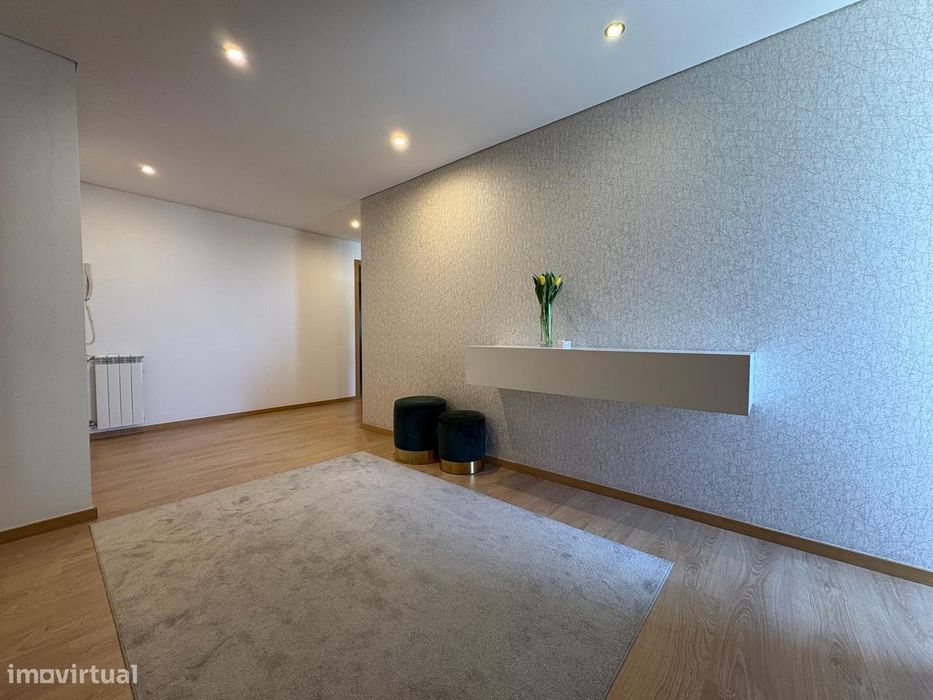 Apartamento T3 (recuado) com 56m2 de terraço, no centro da Trofa