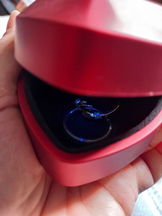 Relógio com caixa coração vermelha - em funcionamento.