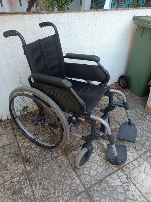 São duas cadeiras de rodas e razoável estado de conservação