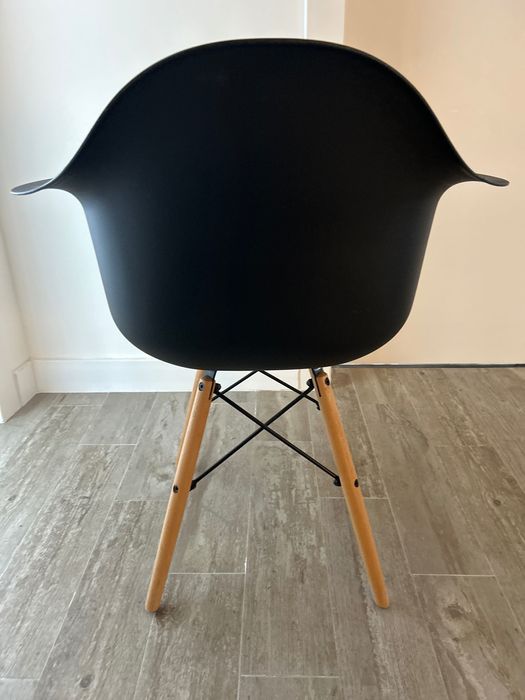 Cadeira preta c/ pés em madeira