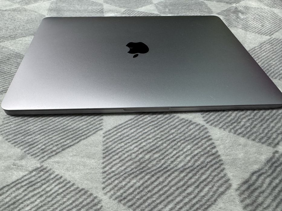 MacBook Pro 13" 2019 • i5 • 16GB • 256GB SSD