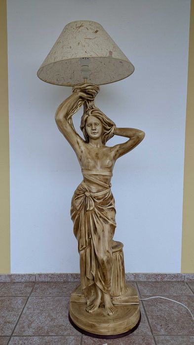 Candeeiro de Sala com estátua de mulher em cerâmica