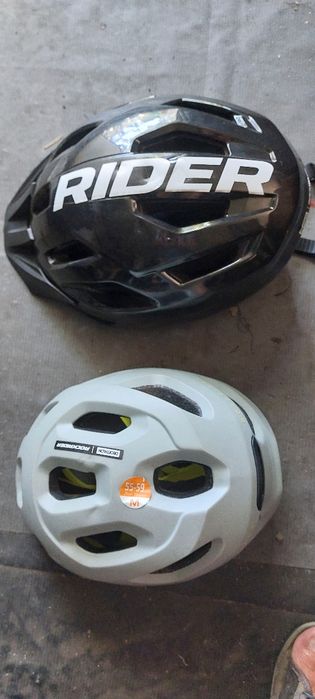 2 capacetes de bicicleta