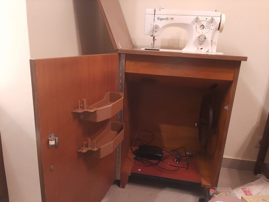 Máquina de Costura e de Bordar VIGORELLI maxi 4000
