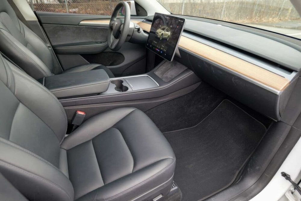 Tesla Model Y      2023