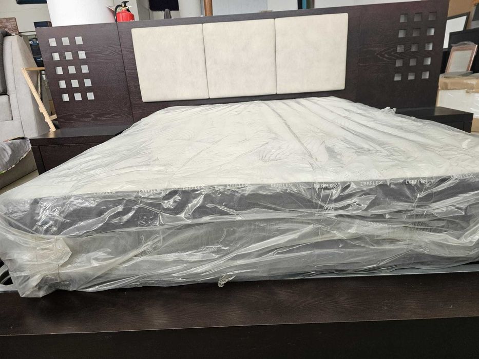 Cama com mesas de cabeceira