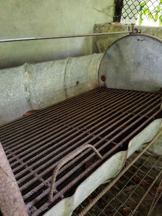 Assador artesanal para porco no espeto