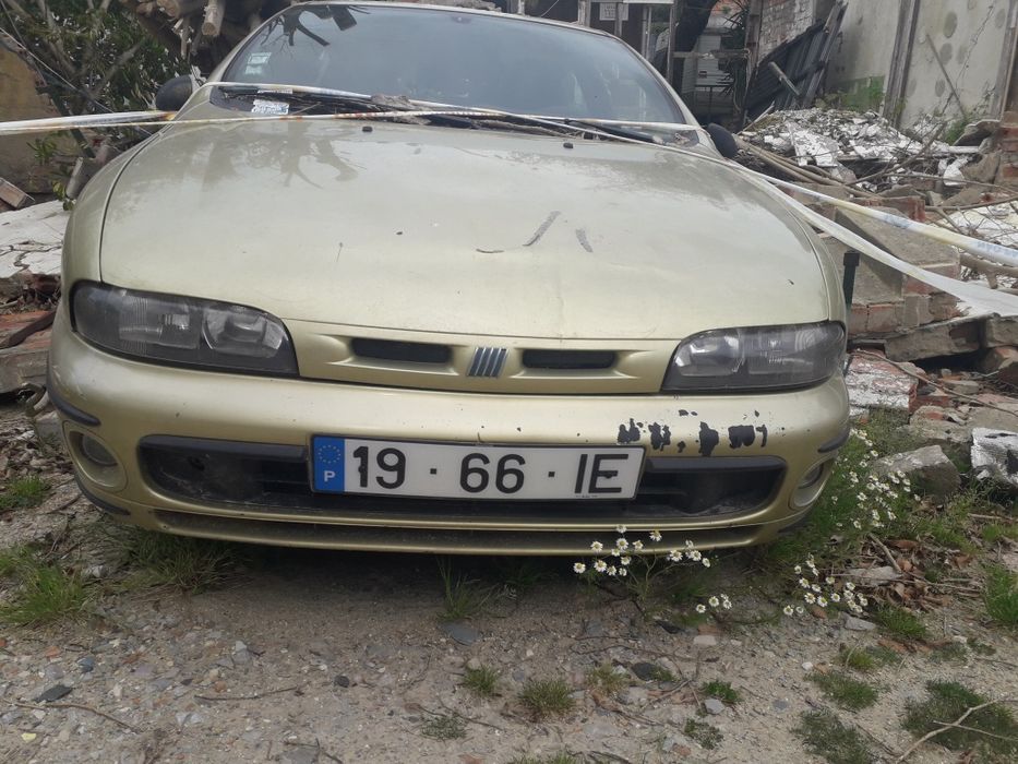 Carro usado com documentos para peças.