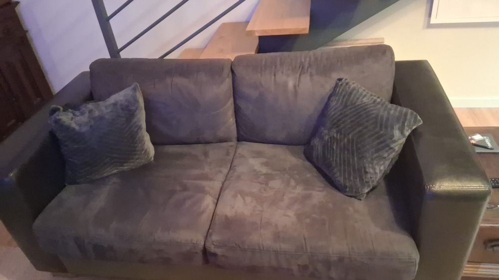 Mobília. Mesa de sala de jantar com 6 cadeiras  um sofá de 2 lugares