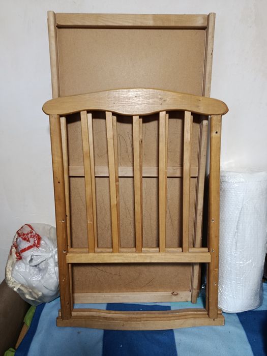 Детская кроватка из натурального дерева