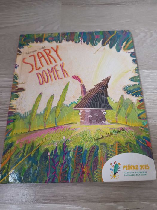 Książka szary domek