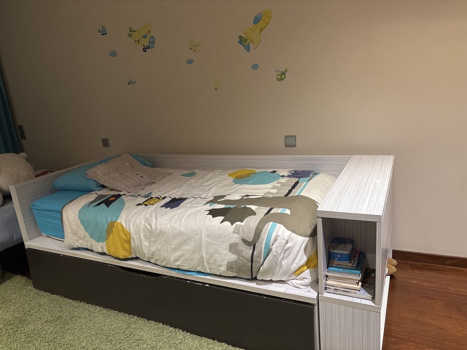 Dupla cama para quarto de criança, com dois colchões, com lençois, fronhas e edredões de oferta e cama de elevação com rodinhas para arrumação