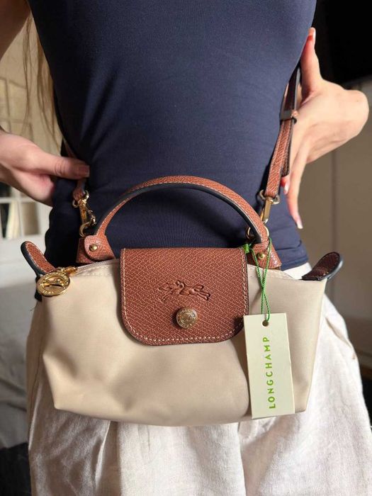 Bolsa Longchamp tamanho mini com alça em bege